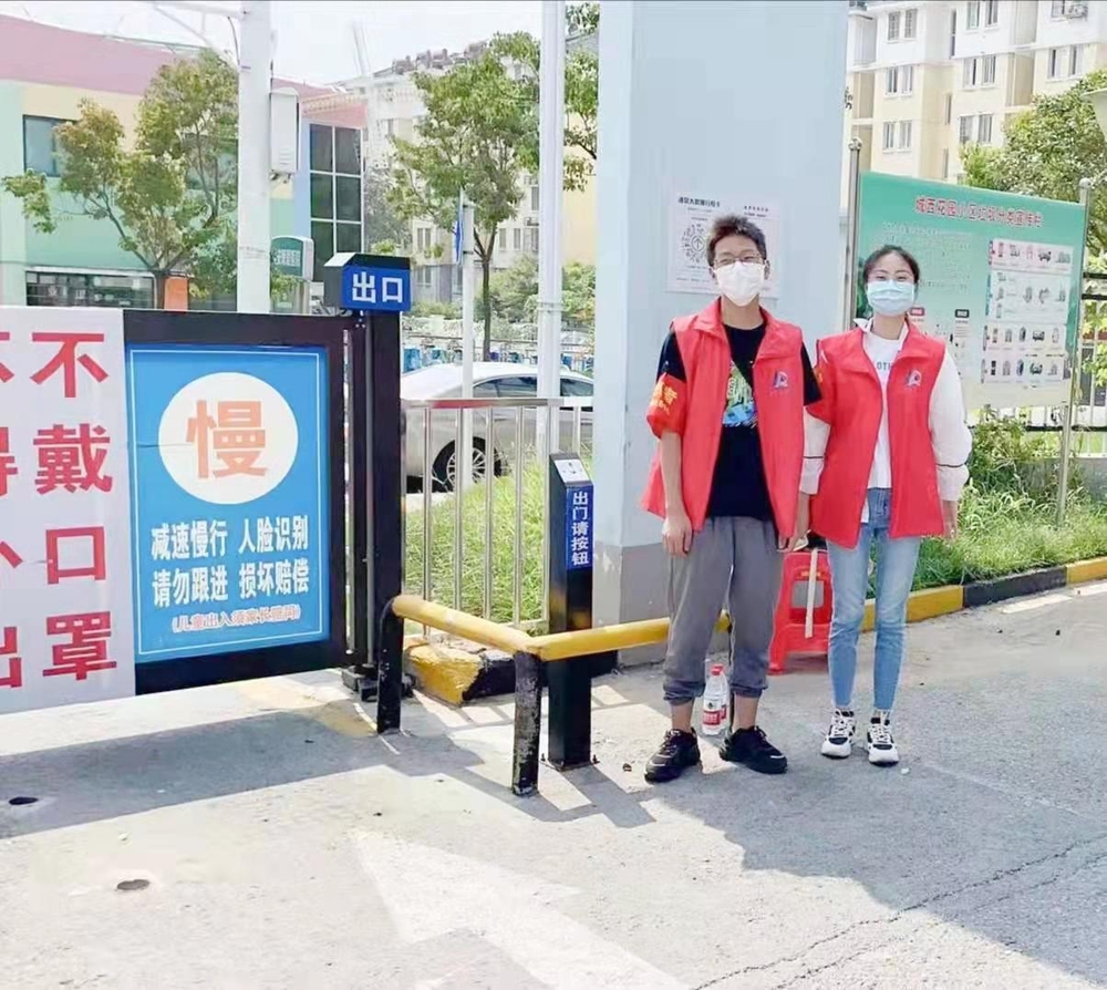 戚鵬在社區引導測溫工作