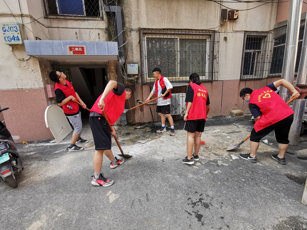 張靜森在清掃社區