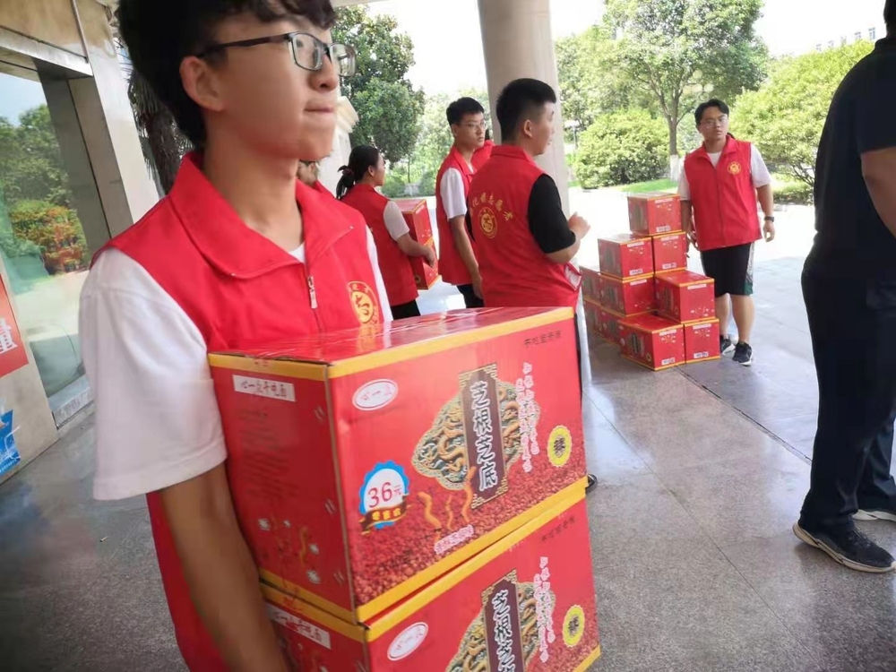 趙星軻在搬運救災物資