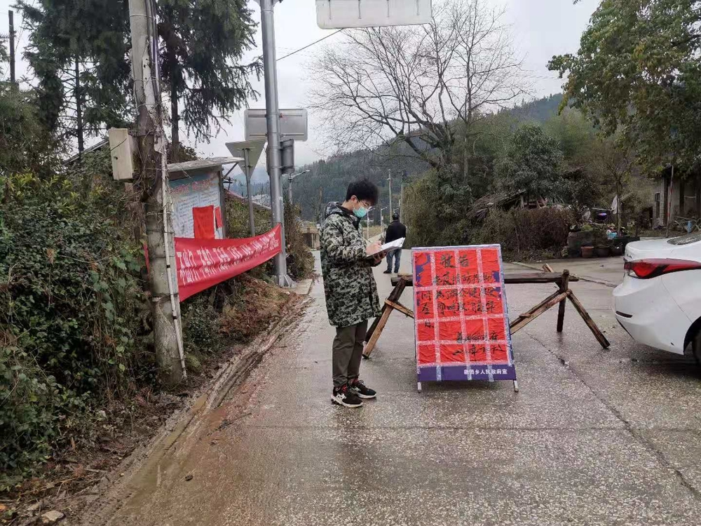 國航181班曾智瑾作為誌願者正在整理往返車輛的登記信息