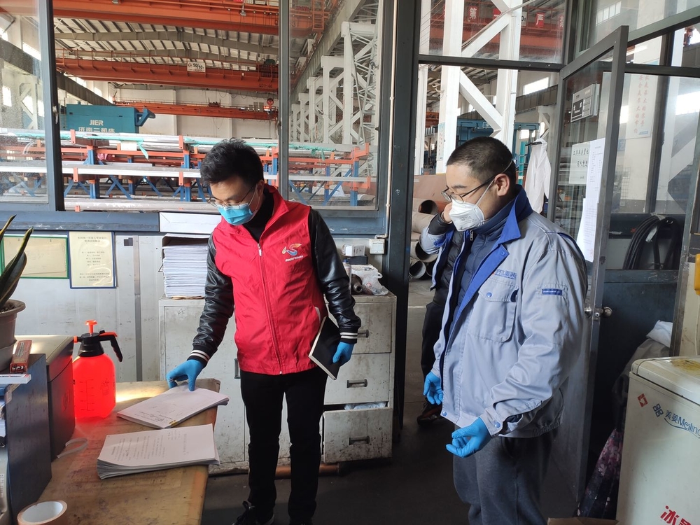 絲路研究院黨員王磊作為誌願者在上海奉城鎮經濟園區檢查復工企業防疫情況