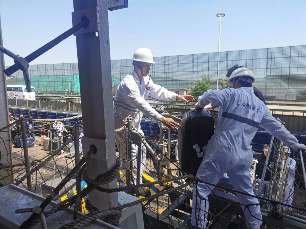 船上教官協助學生登船