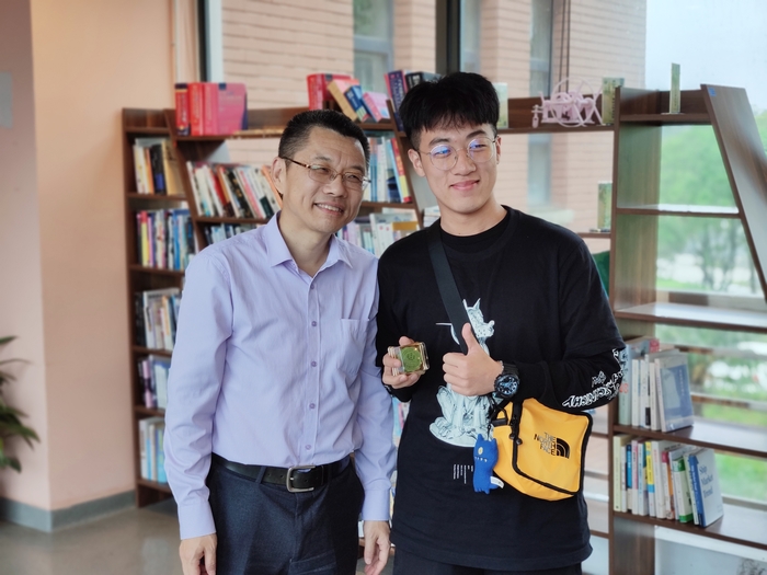 陸靖校長與同學合影