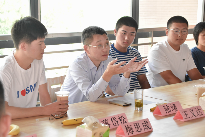 陸靖校長和同學們交流