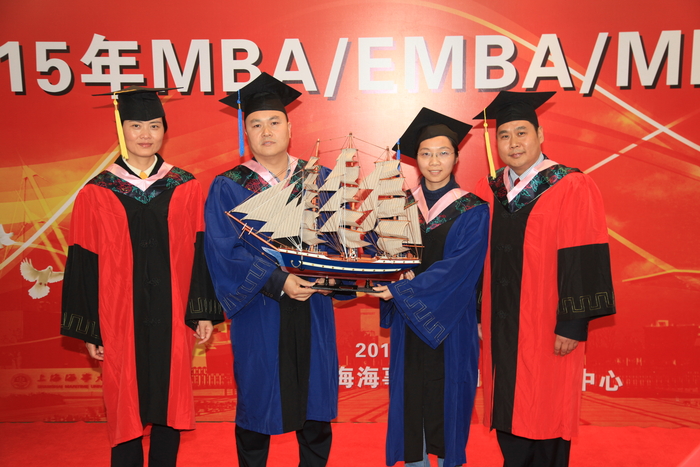 畢業學員向母校贈送紀念品