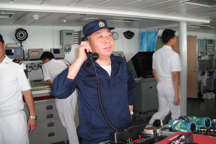 顧維國船長正在指揮被護商船加入我國海軍護航編隊