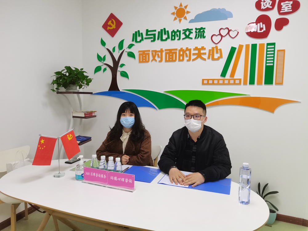 法學院新時代黨員先鋒實踐團組織黨員為南匯新城鎮居民提供免費法律咨詢服務