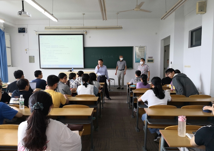 陸靖校長走進課堂與學生親切交流