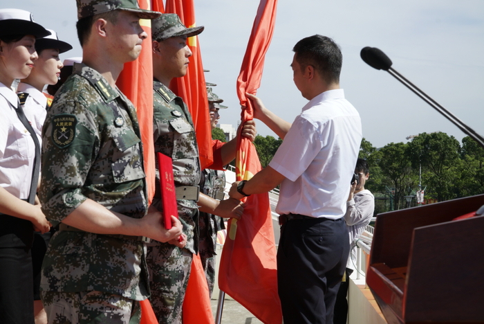 李誌鵬為教官代表頒發聘書並授予隊旗