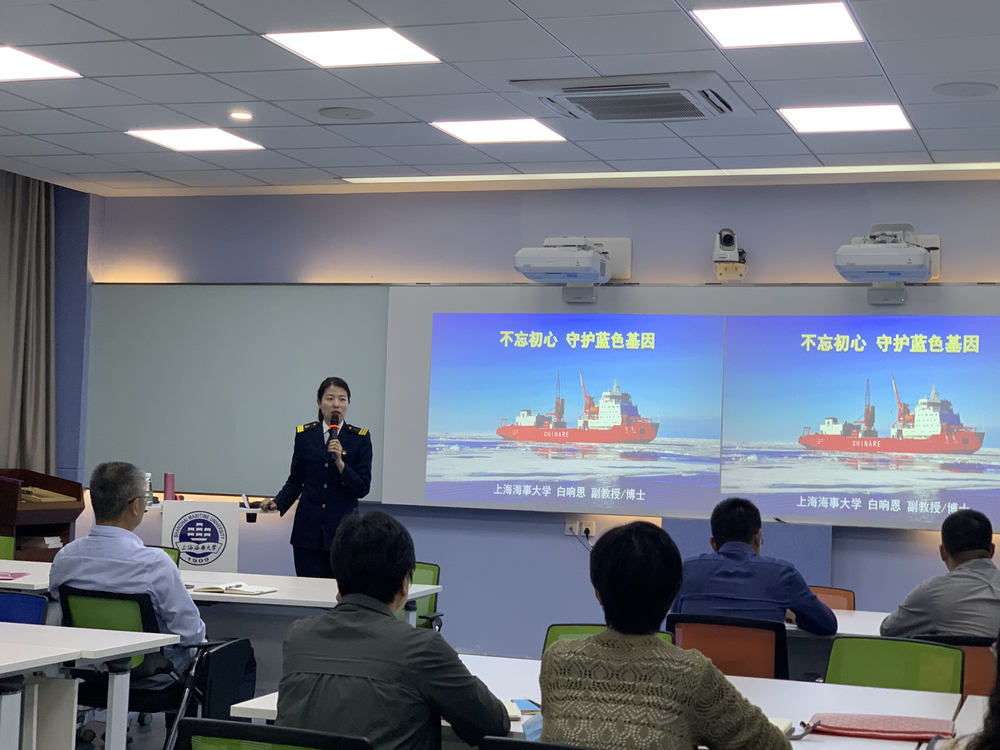 校黨史學習宣講團成員白響恩老師給機關黨總支黨員開展黨史宣講
