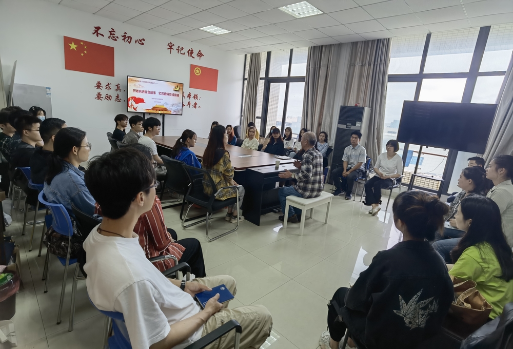 退役老兵朱錦興給物科院師生講述紅色故事