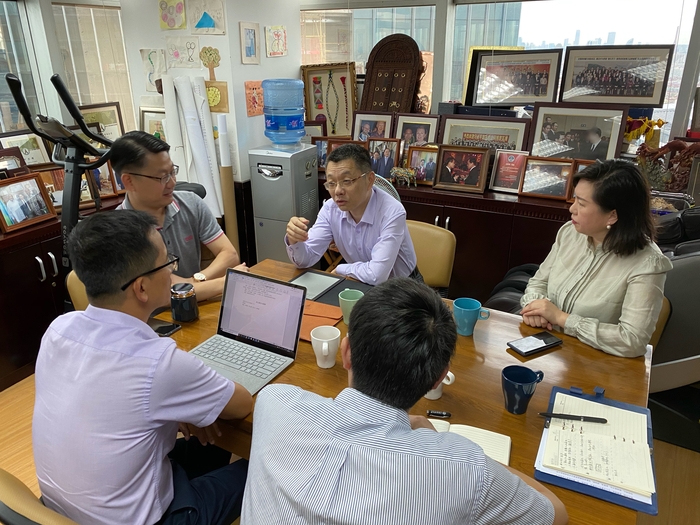 陸校長與何烈輝校友座談