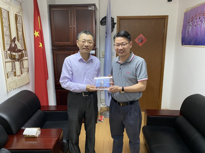 陸校長與何烈輝合影