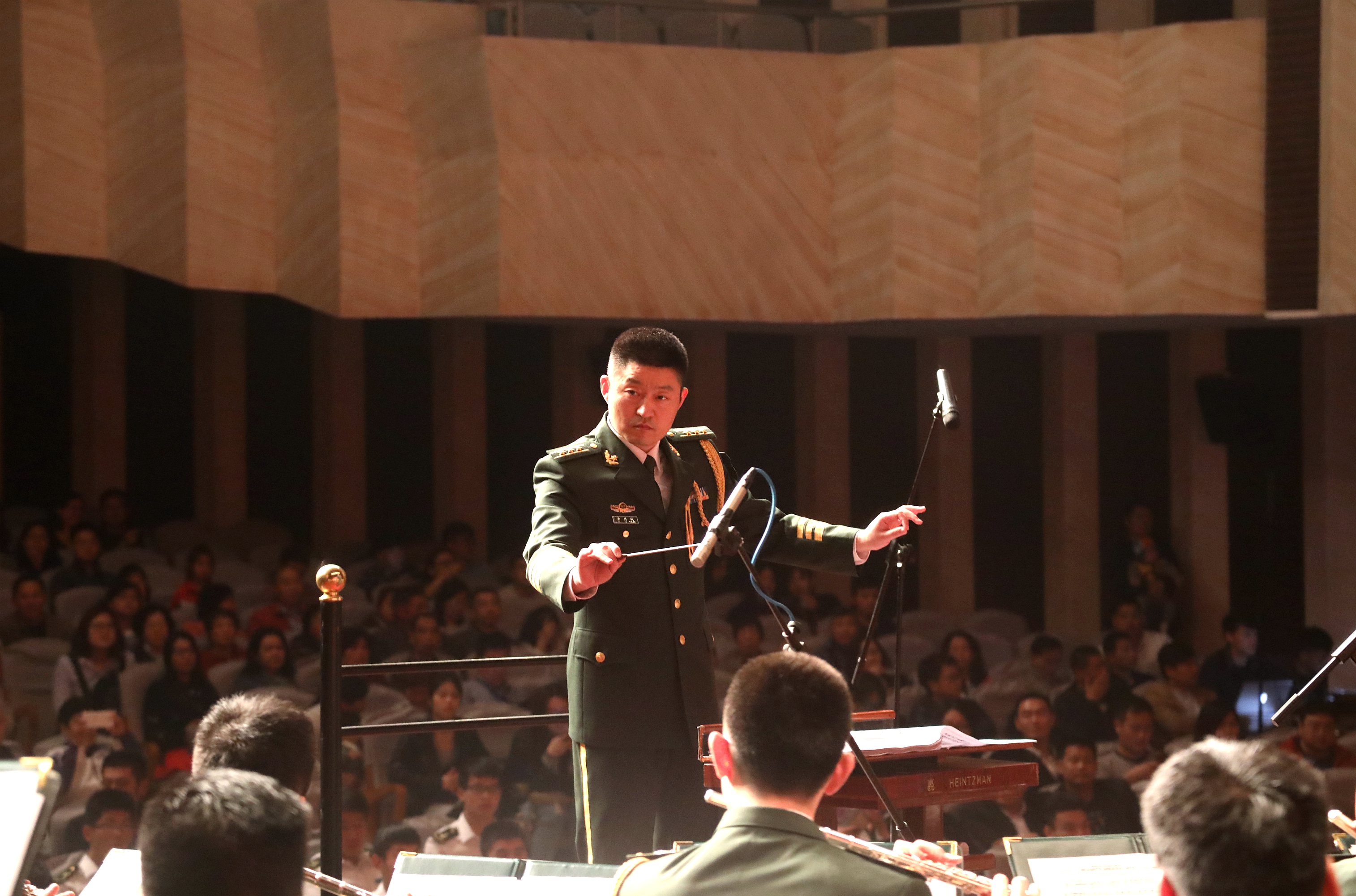 青年指揮家李思成擔任音樂會指揮