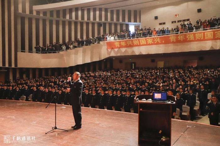 王海威副書記帶領全體學生黨員代表重溫入黨誓詞