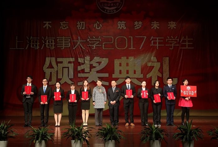 校領導為獲獎學生代表頒獎