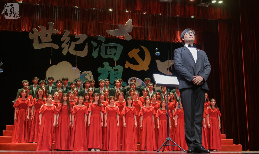 合唱團演唱歌曲《青春綻放》