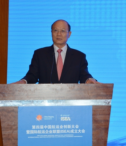 全國政協委員、交通運輸部原副部長徐祖遠就“供給側改革與航運創新”發表主旨演講