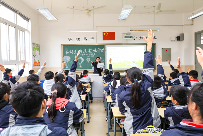 法學院法治輔導員為中學生開展主題班會
