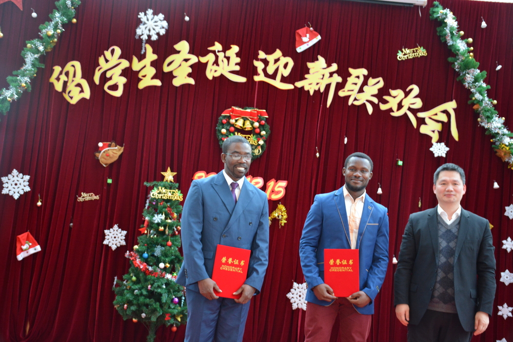 阮巍院長為中國政府獎學金優秀學生獎頒發證書