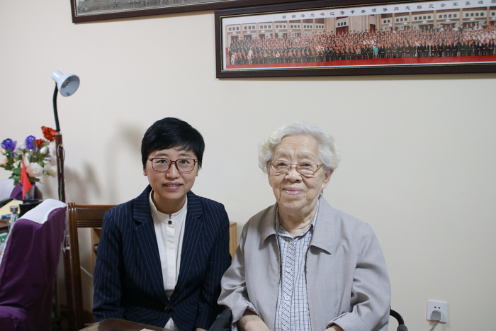 賀莉副書記看望我校首任校長薩鎮冰後人薩本茂