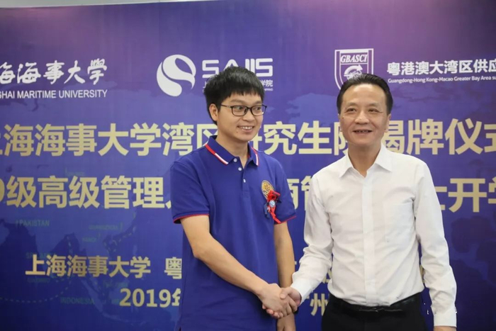 嚴偉副校長為學員代表佩戴校徽