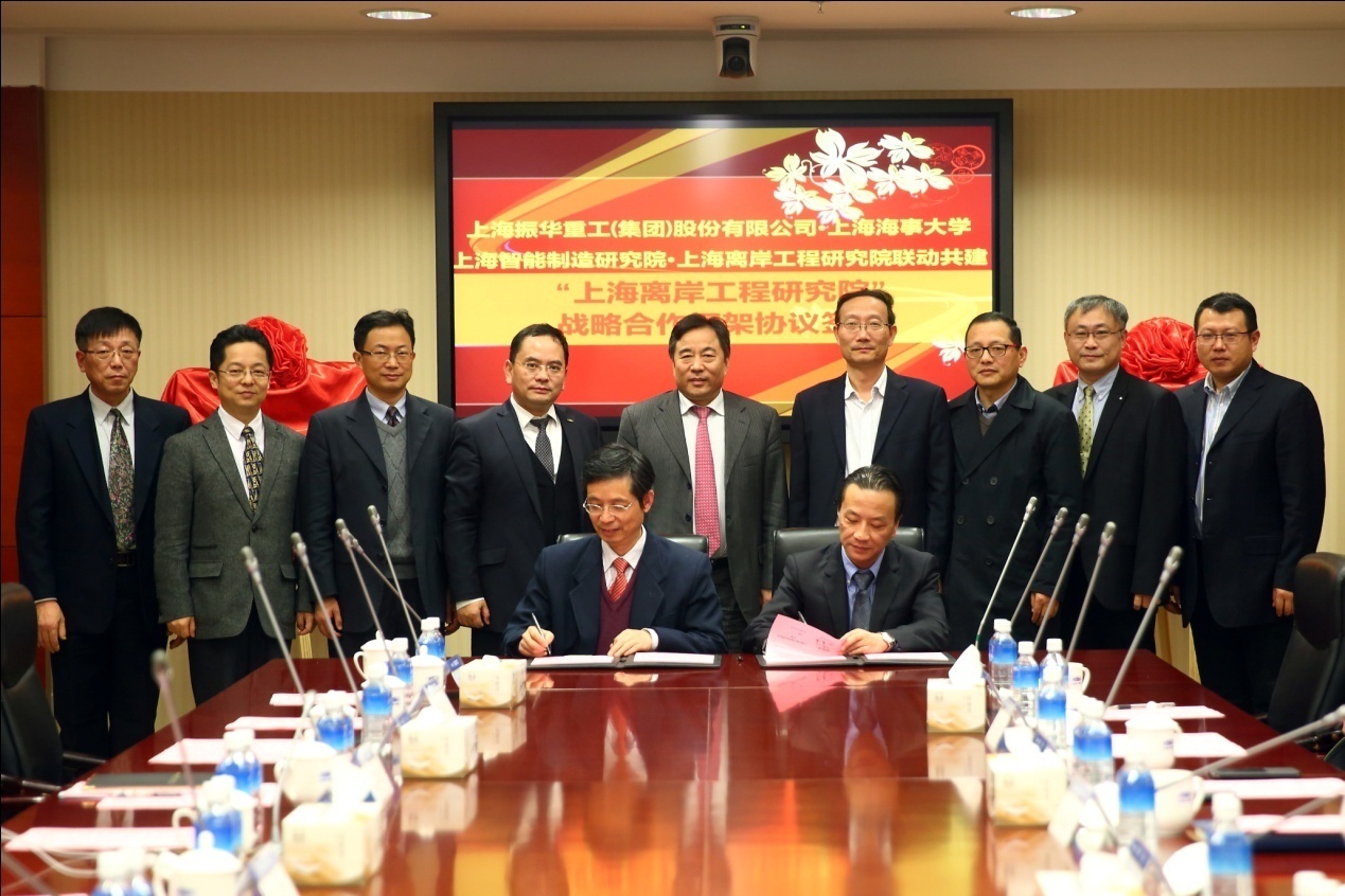 嚴偉副校長與嚴雲福總工程師代表雙方簽訂戰略合作框架協議