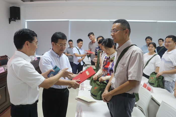 井岡山革命傳統教育基地王學坤主任頒發並介紹結業證書