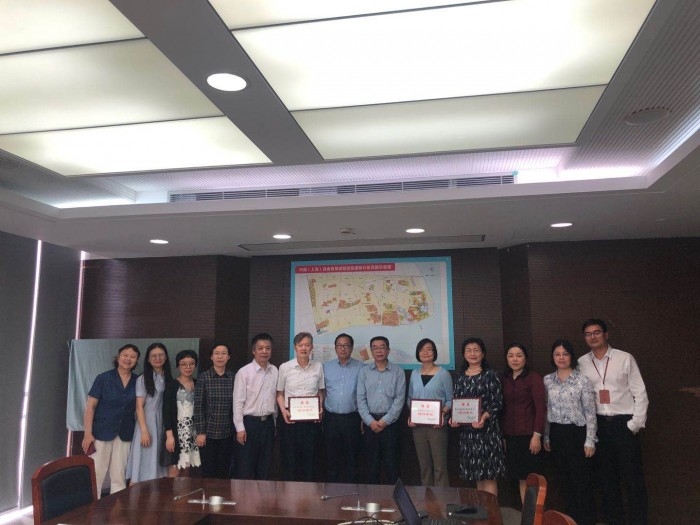 法學院院長王國華教授接受南匯新城鎮人大基層立法點顧問單位聘書
