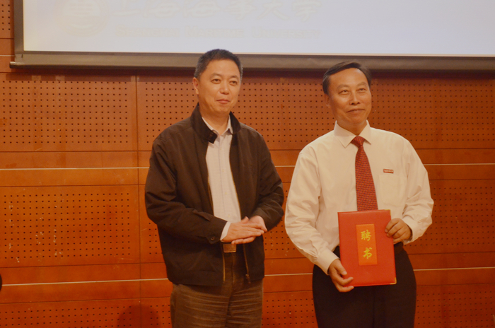 孔凡邨副校長為楊天平總經理頒發客座教授聘書