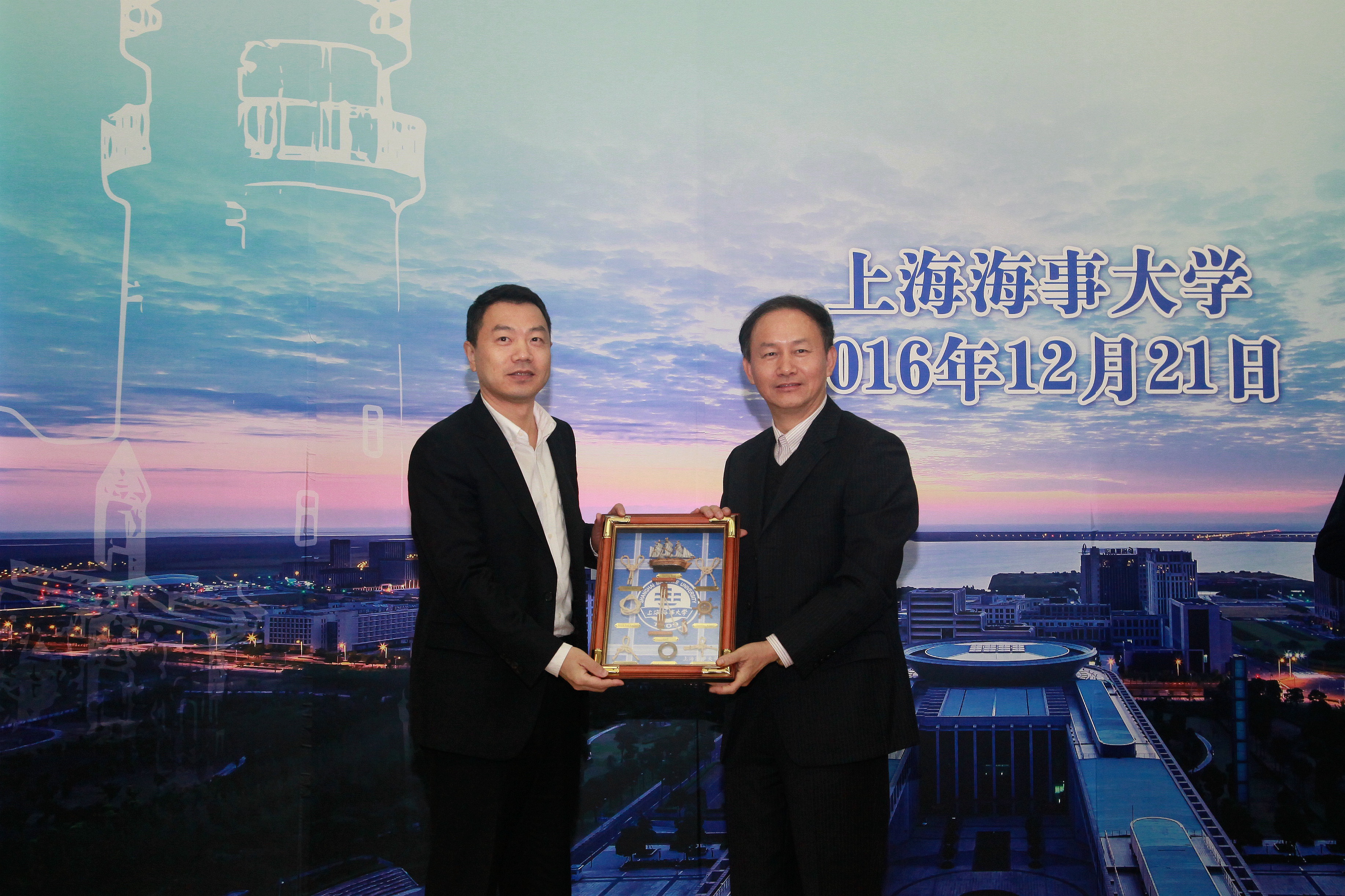 我校金永興書記代表學校贈送學生製作的水手結
