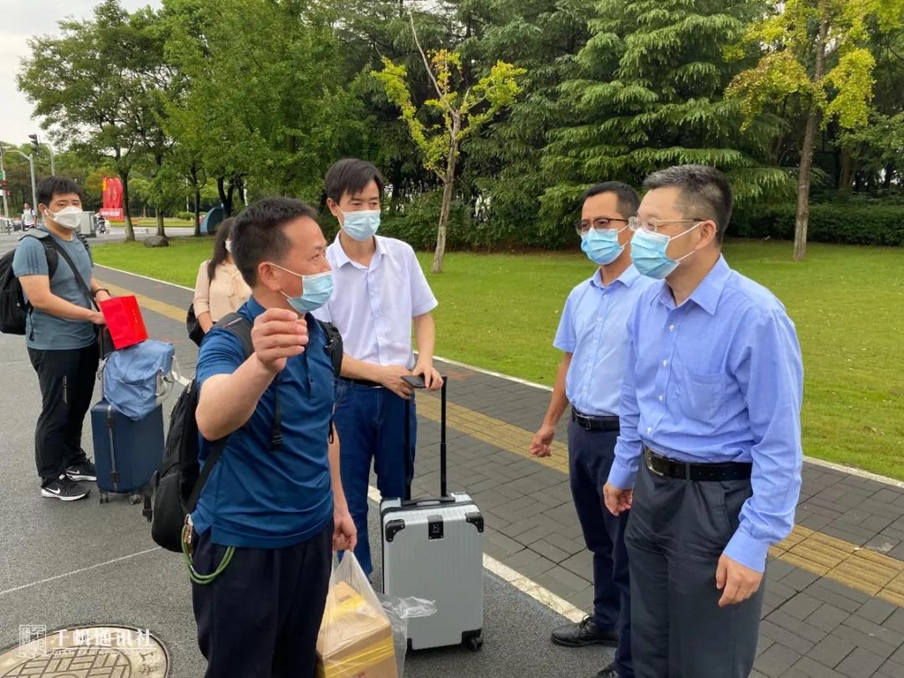 陸靖校長在地鐵站慰問誌願者🤵🏿‍♀️、迎接新生