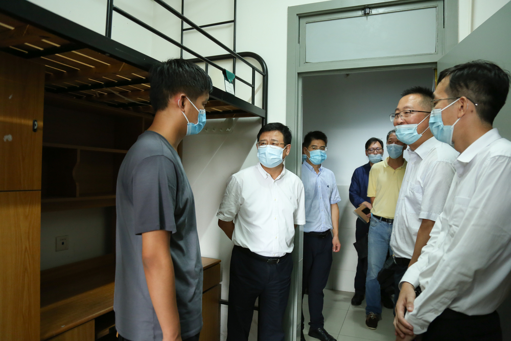 宋寶儒書記到新生宿舍了解情況