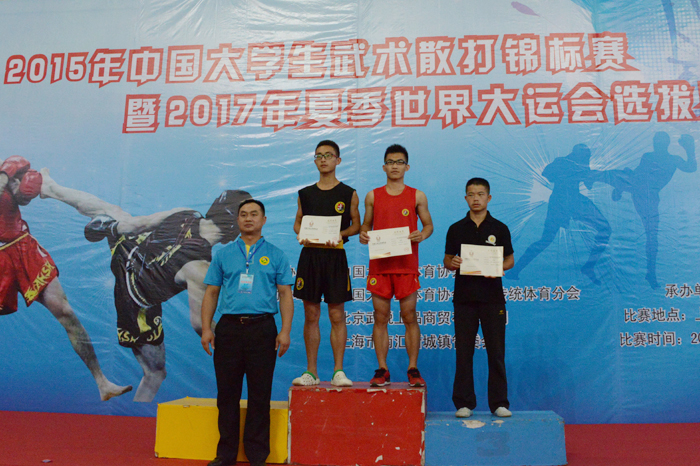 周樂其副總裁判長為獲獎運動員頒獎（左三為我校交運132班陳耀威）