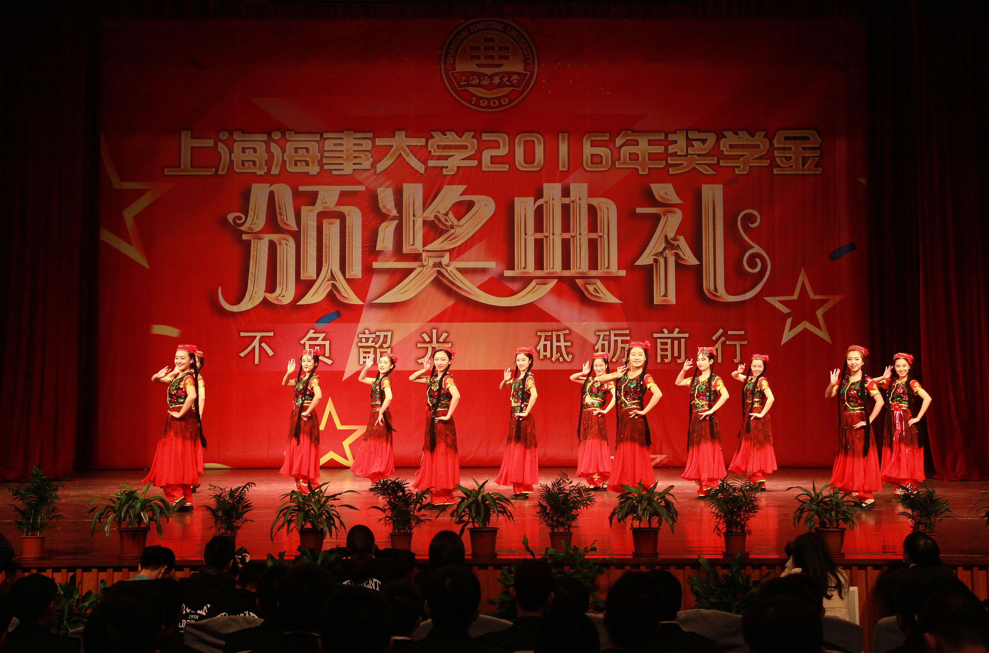 校舞蹈團表演
