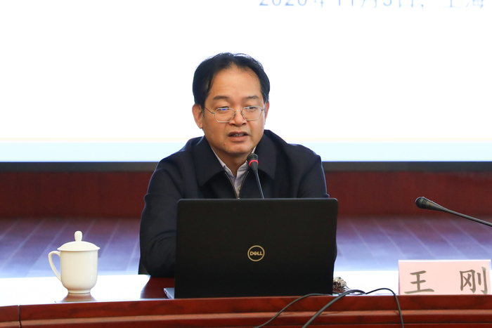 王剛副所長作“船級社與檢驗概論”專題講座