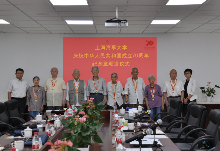 校領導向離休老同誌代表頒發獎章