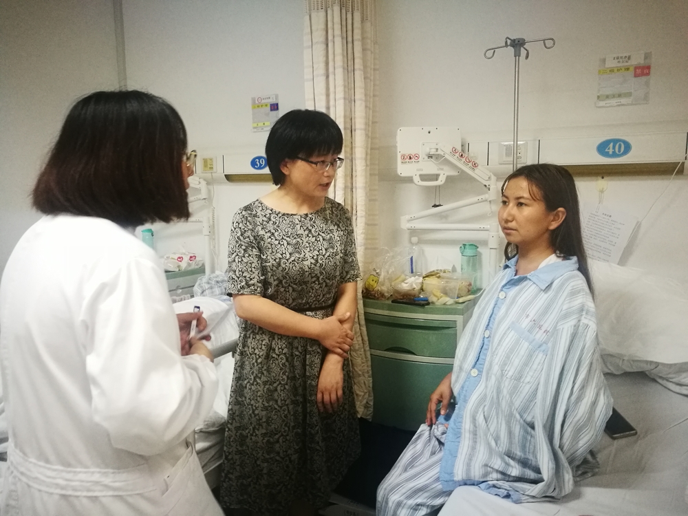 悉心關照住院維吾爾族學生