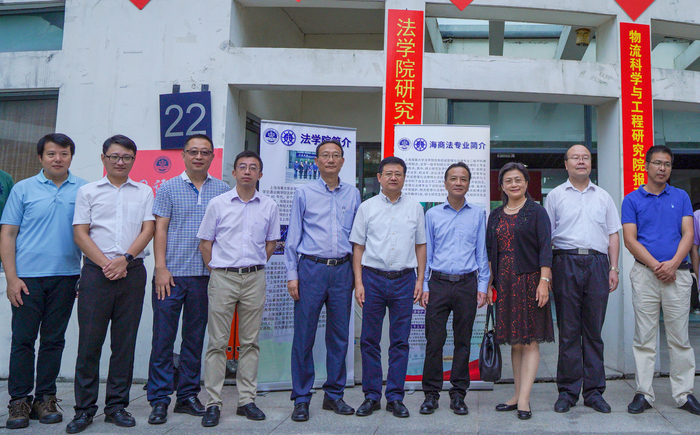 校領導與迎新工作人員合影