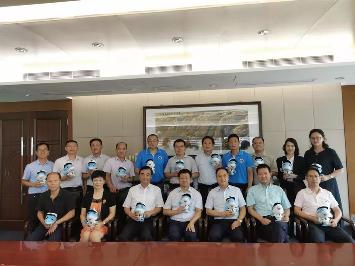 與深圳校友會理事會代表合影