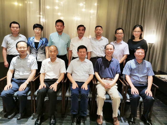 與深圳校友會資深校友代表合影