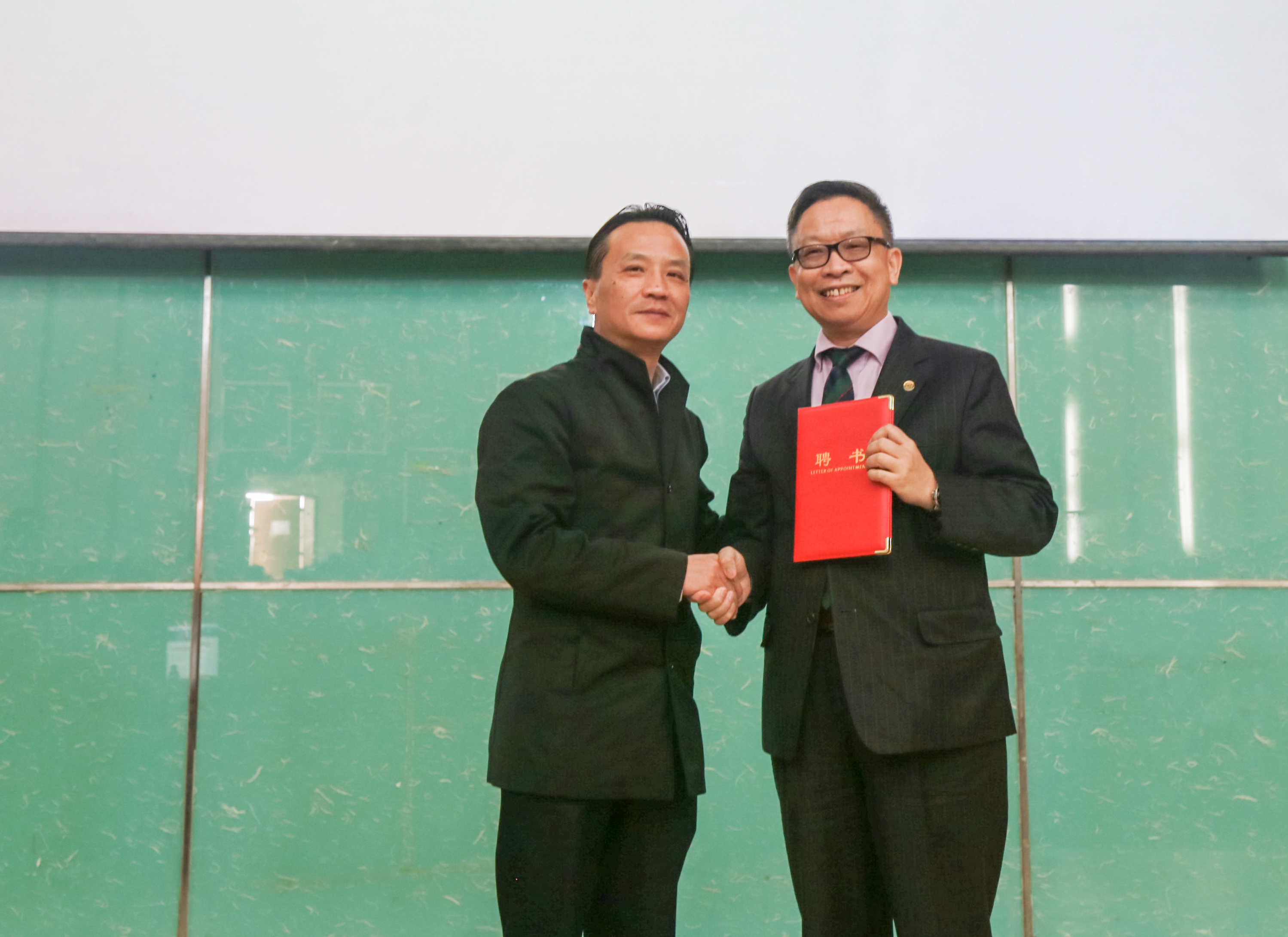 嚴偉副校長為馮佳培先生頒發客座教授聘書