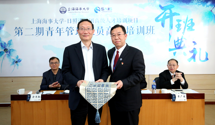 黃有方校長為學員贈送校徽