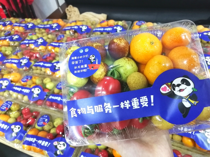 學校青年誌願者管理中心為誌願者準備的水果夜宵
