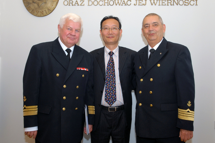 與波蘭格丁尼亞海事大學校長Mr.Piotr Jedrzejiowicz（右）、副校長 prof. Janusz Mindykowski（左）交流