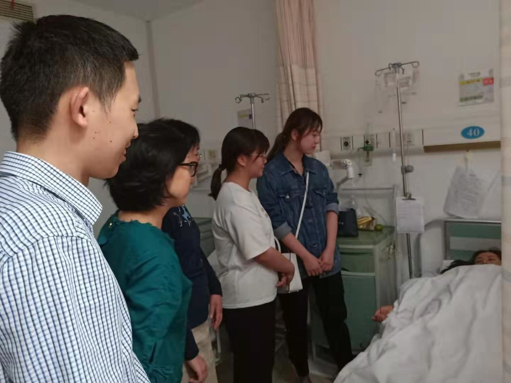 悉心關照住院維吾爾族學生