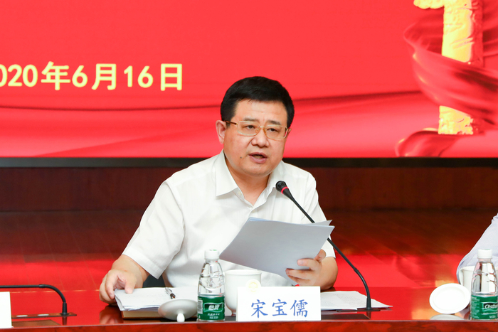 宋寶儒書記為現場黨員幹部上專題黨課