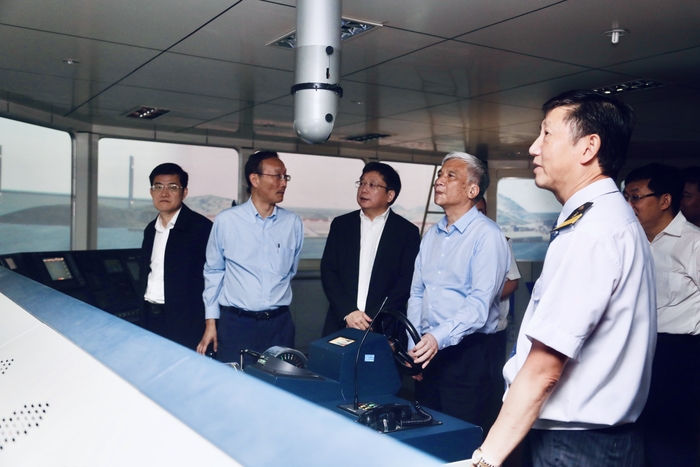 丁仲禮副委員長一行現場考察航海模擬器實驗室