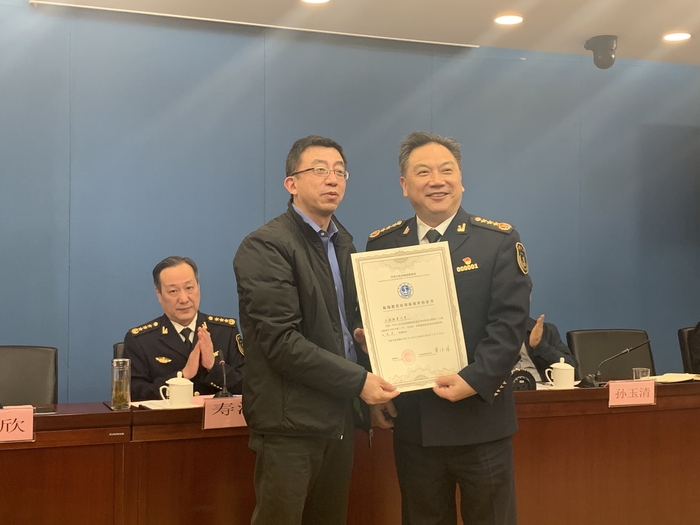 施欣副校長代表學校領取證書