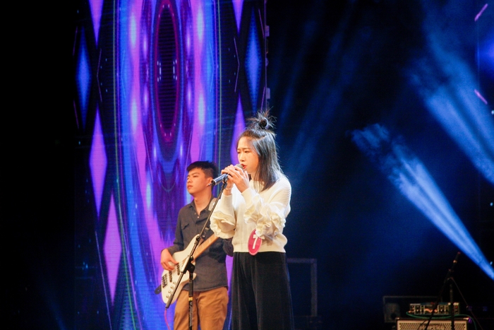 我校選手吳爾婕演唱《Girl On Fire》